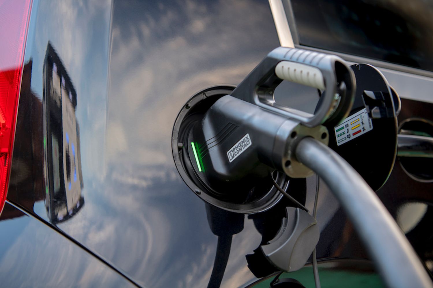 Sear Mii Electric with charging cable plugged in