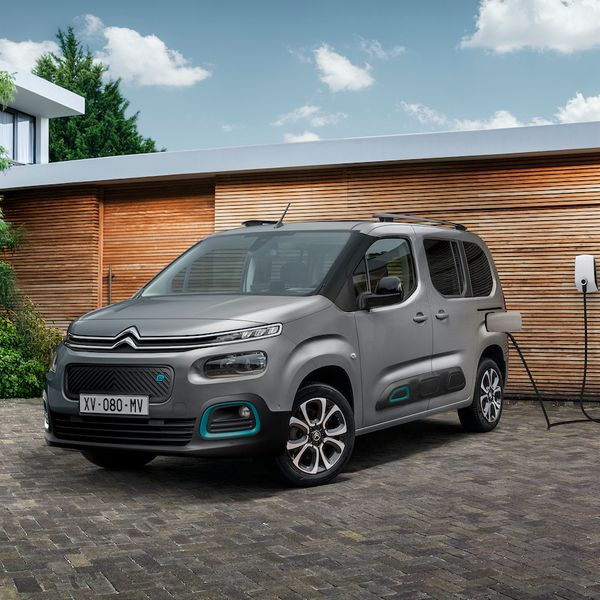 Citroen Berlingo Electric front 3/4 static, plugged in on a driveway