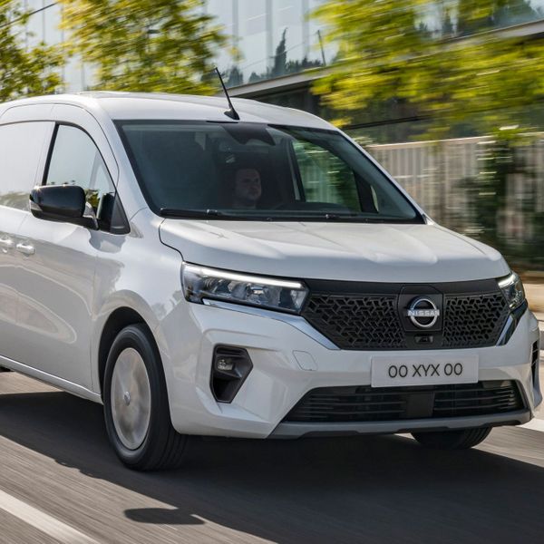 Nissan Townstar van, white, front tracking, fake French numberplates