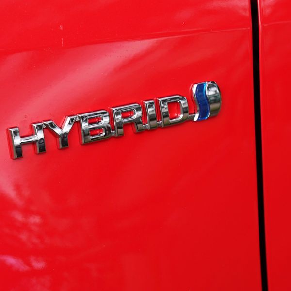 Toyota Yaris, hybrid badge, red background