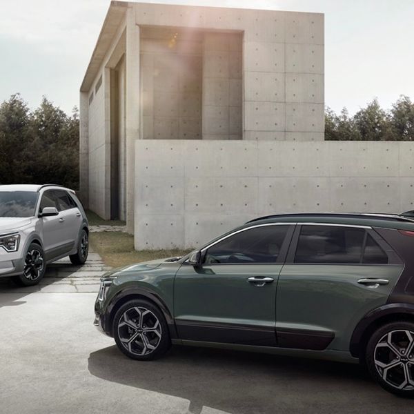 2022 Kia e-Niro and Niro, front and rear shots next to a modern building