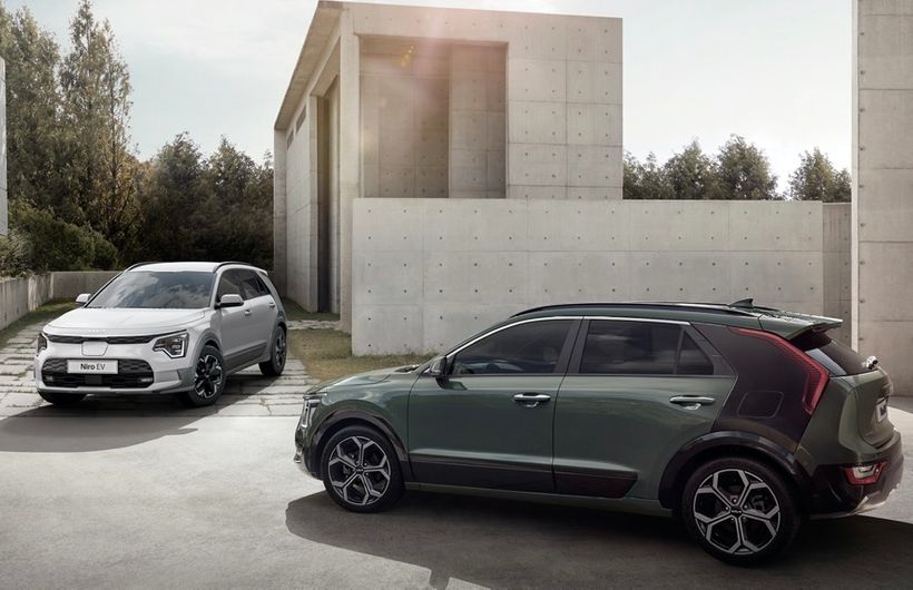 2022 Kia e-Niro and Niro, front and rear shots next to a modern building