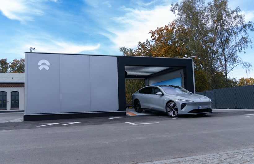 Nio ET7 driving out of a battery swap station in Berlin