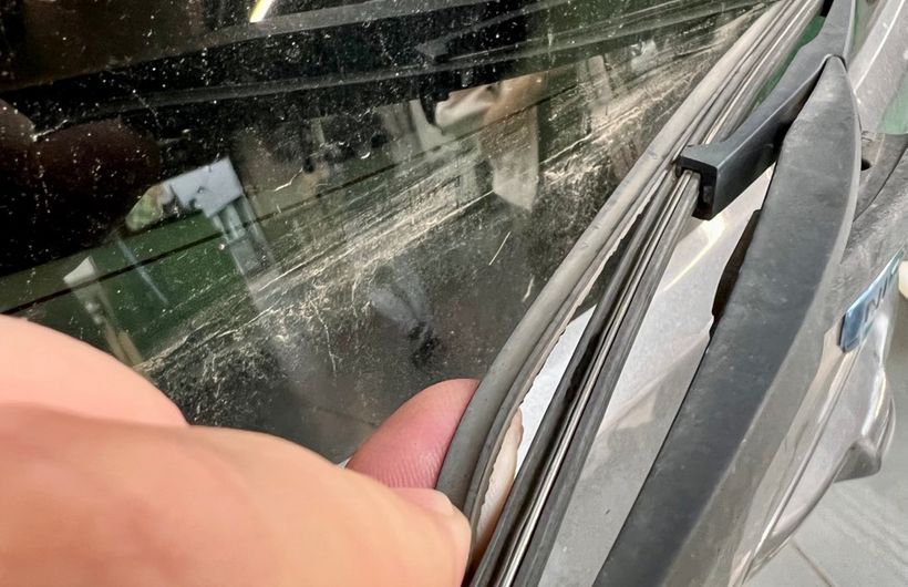 Split rear windscreen wiper on a grey 2015 Nissan Leaf