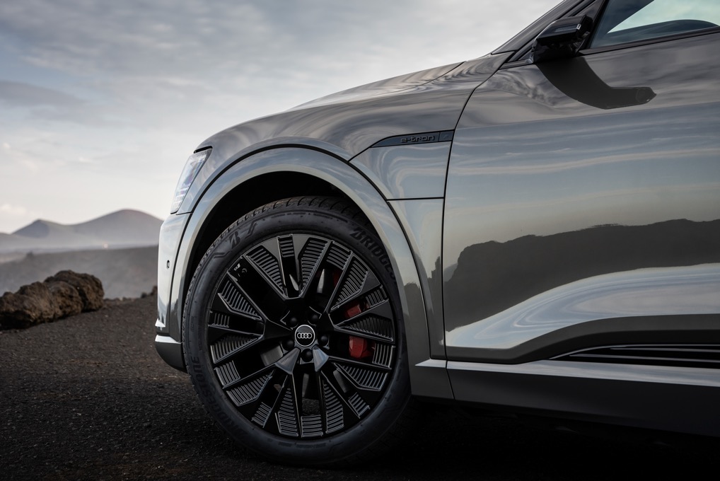 Audi Q8 e-tron static close up shot, green car with black 21