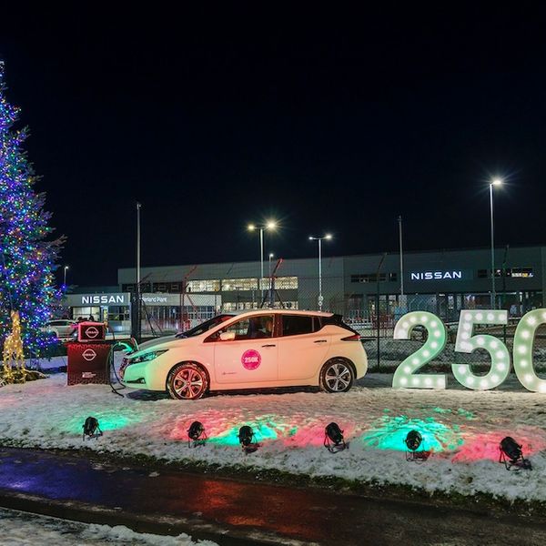 A Nissan Leaf outside the Sunderland plant powering a Christmas tree via a V2L system