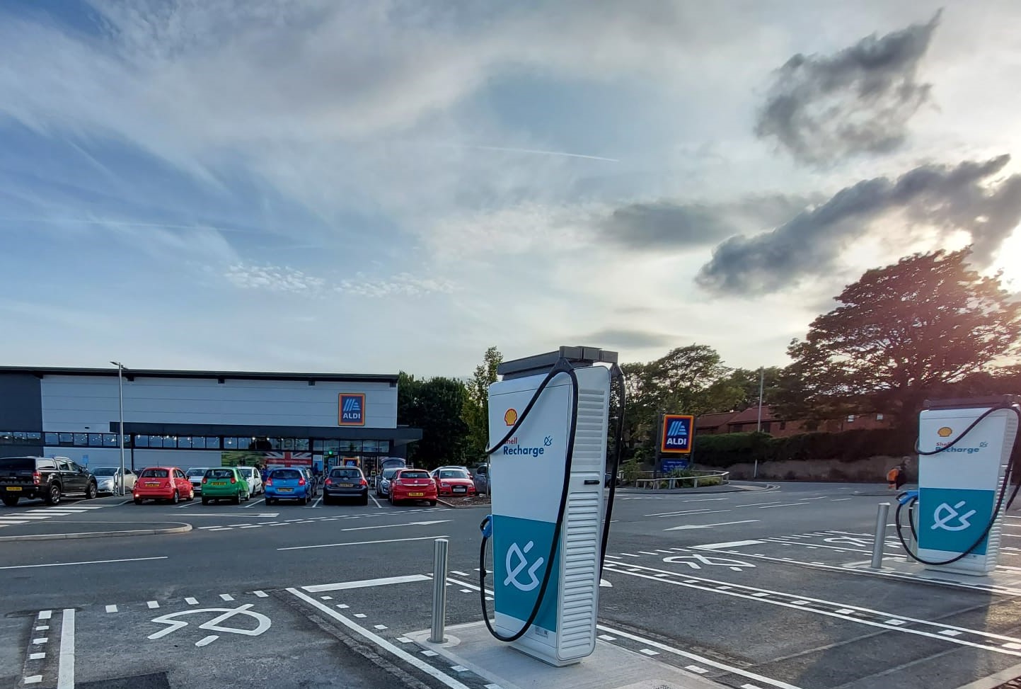 shell-to-trial-rapid-ev-chargers-at-aldi-stores-electrifying