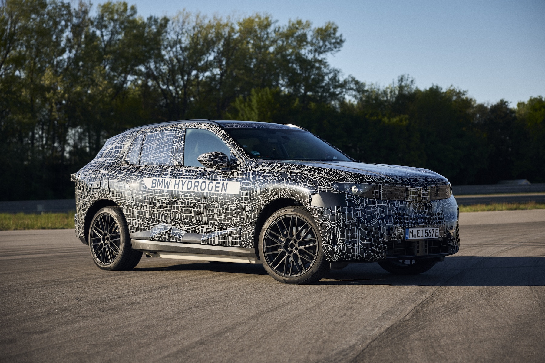 BMW는 300 플러스 밀 락 너비의 수소 IX5를 확인합니다